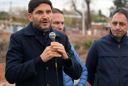 Gobernador Maximiliano Pullaro dejando su mensaje durante la recorrida de obras en la cascada del Arroyo Saladillo, Rosario.