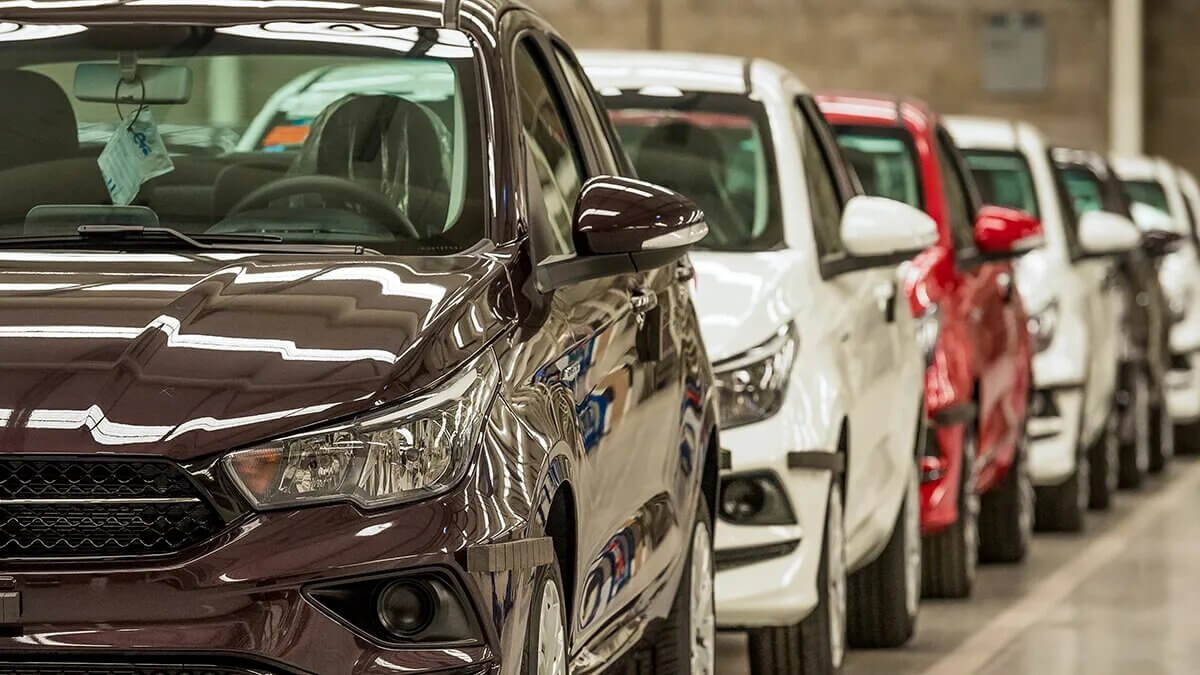 Autos 0km en exposición en una concesionaria argentina con promociones de financiación