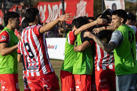Festejo de los jugadores de 9 de Julio tras convertir el primer gol ante Unión en la Copa Santa Fe.