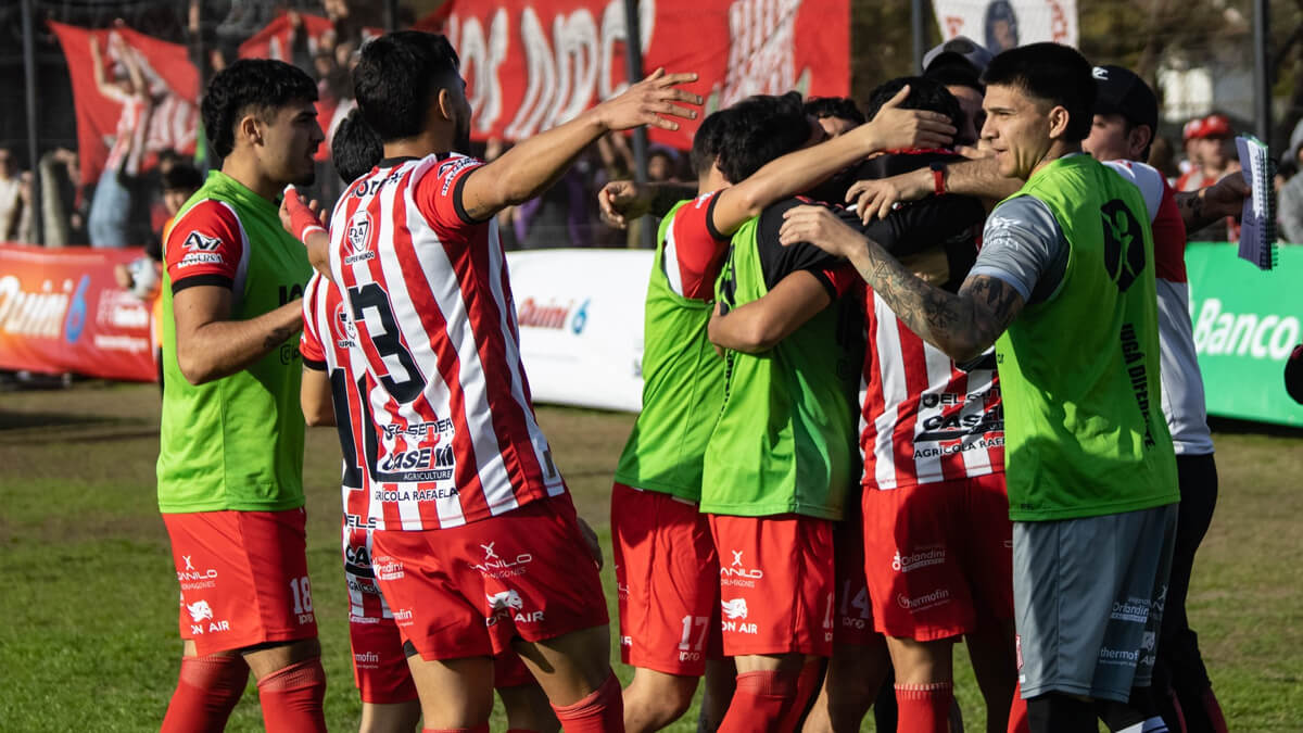 Festejo de los jugadores de 9 de Julio tras convertir el primer gol ante Unión en la Copa Santa Fe.