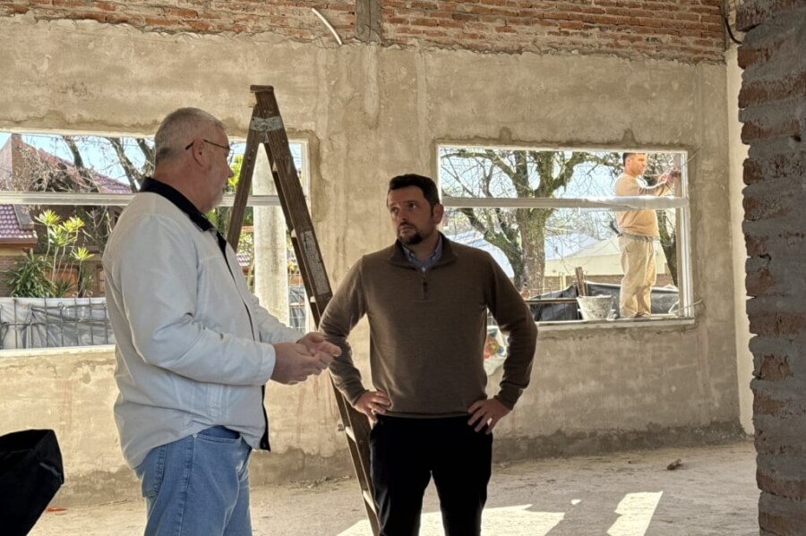 Intendente Gonzalo Braidot recorriendo las obras en la EETP N°451 'Delki Scarpín' junto a autoridades