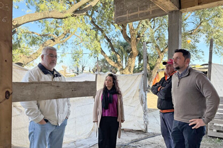 Intendente Gonzalo Braidot recorriendo las obras en la EETP N°451 'Delki Scarpín' junto a autoridades