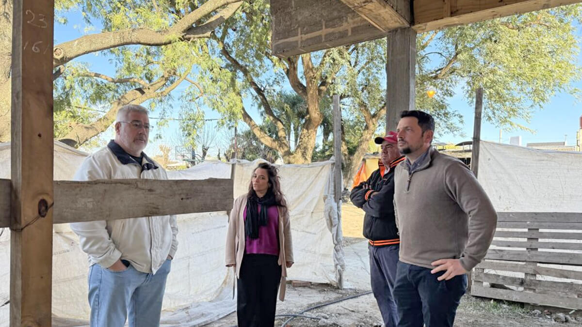 Intendente Gonzalo Braidot recorriendo las obras en la EETP N°451 'Delki Scarpín' junto a autoridades