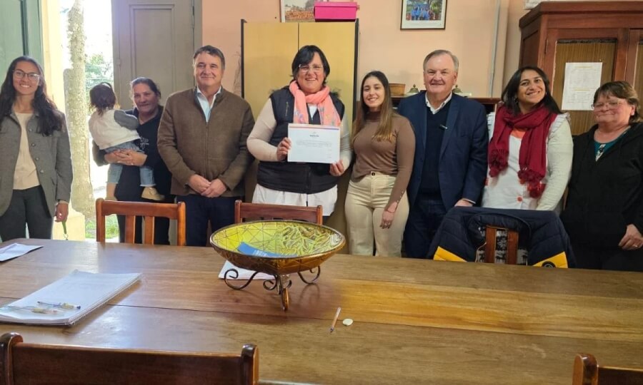 Felipe Michlig haciendo de entrega de aportes FANI a Escuela N° 515 de Soledad
