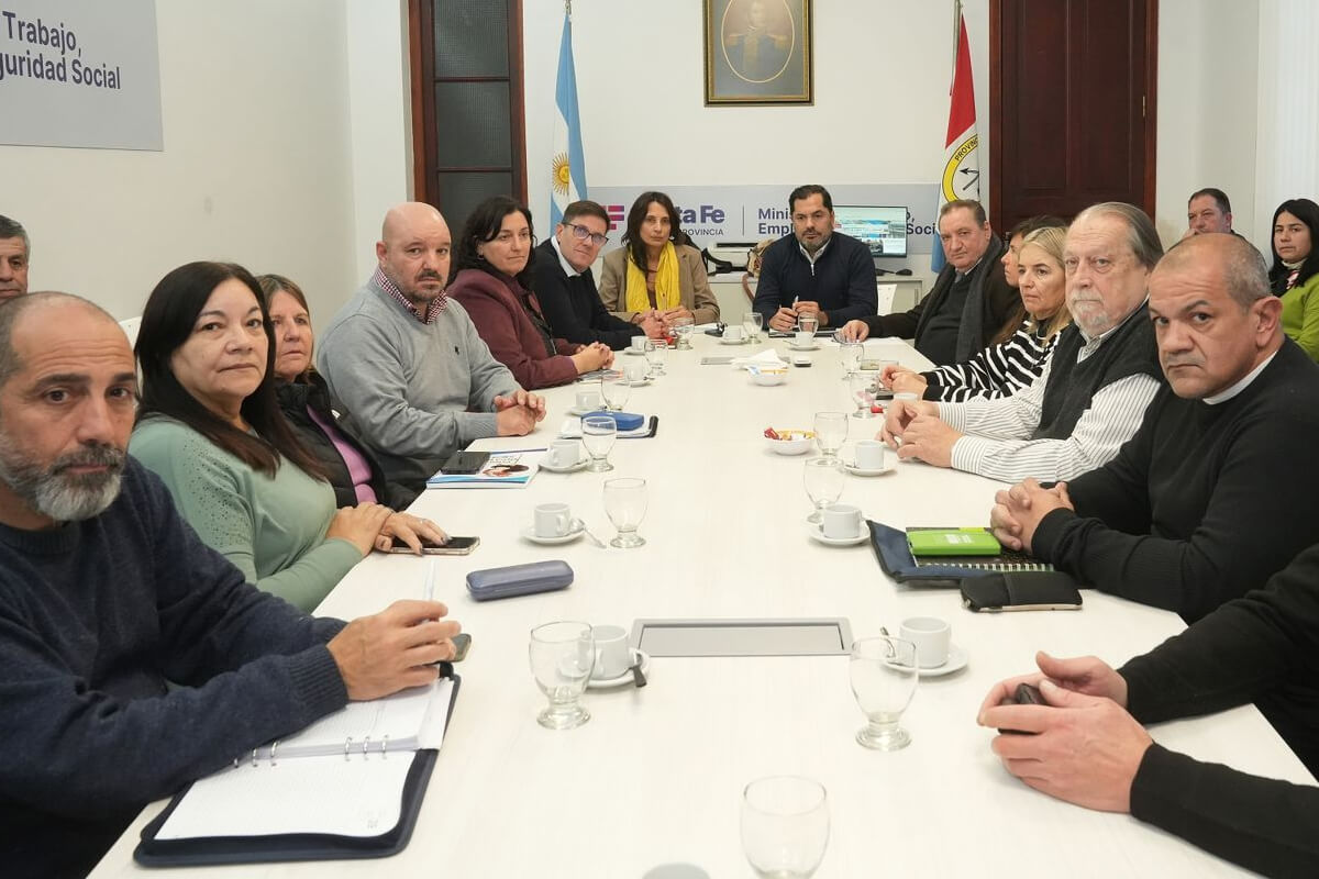 Ministros Goity y Báscolo en reunión paritaria con representantes sindicales docentes en Santa Fe