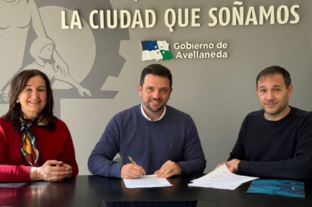 Intendente Gonzalo Braidot firma convenio de cooperación con la UNL para el programa CreArte Litoral 2025 en Avellaneda.