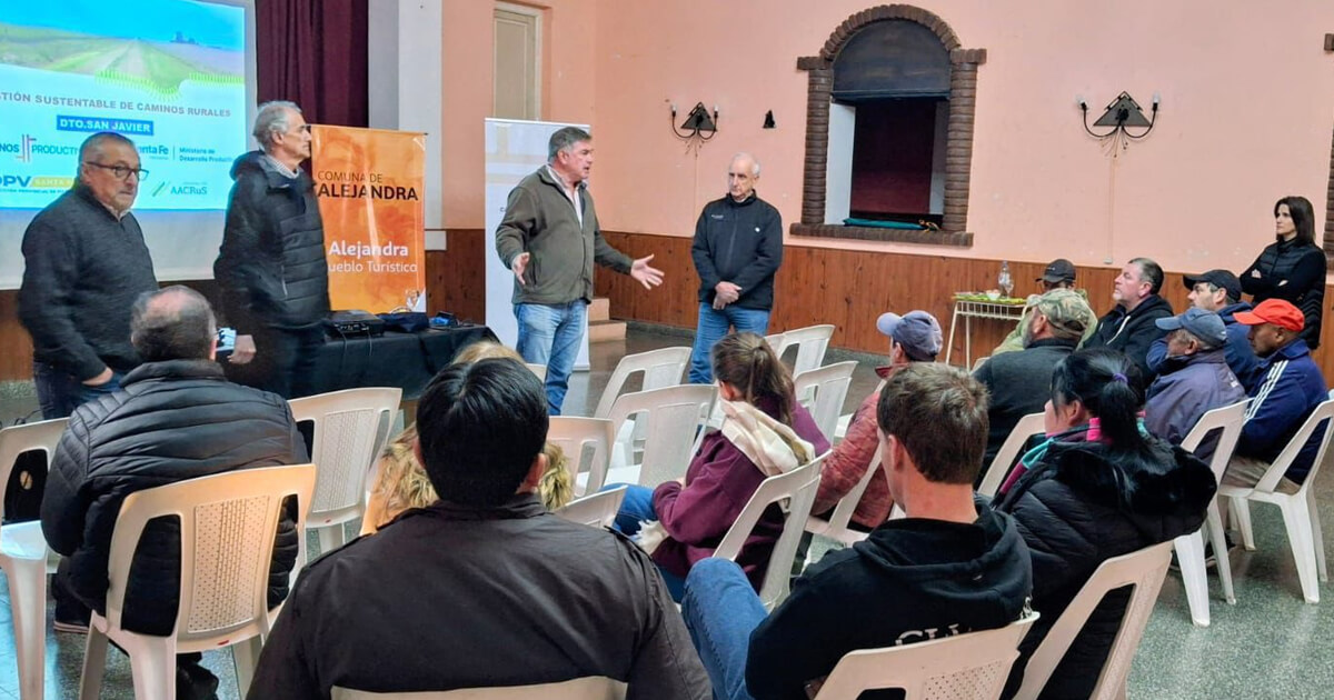 Momento de la capacitación sobre manejo sustentable de caminos rurales en Alejandra