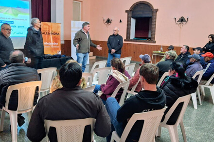 Momento de la capacitación sobre manejo sustentable de caminos rurales en Alejandra