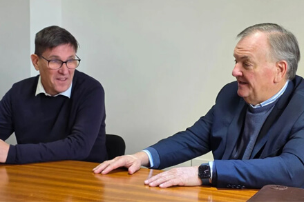 Senador Felipe Michlig junto al ministro José Goity en reunión sobre obras escolares y programa Mil Aulas 
