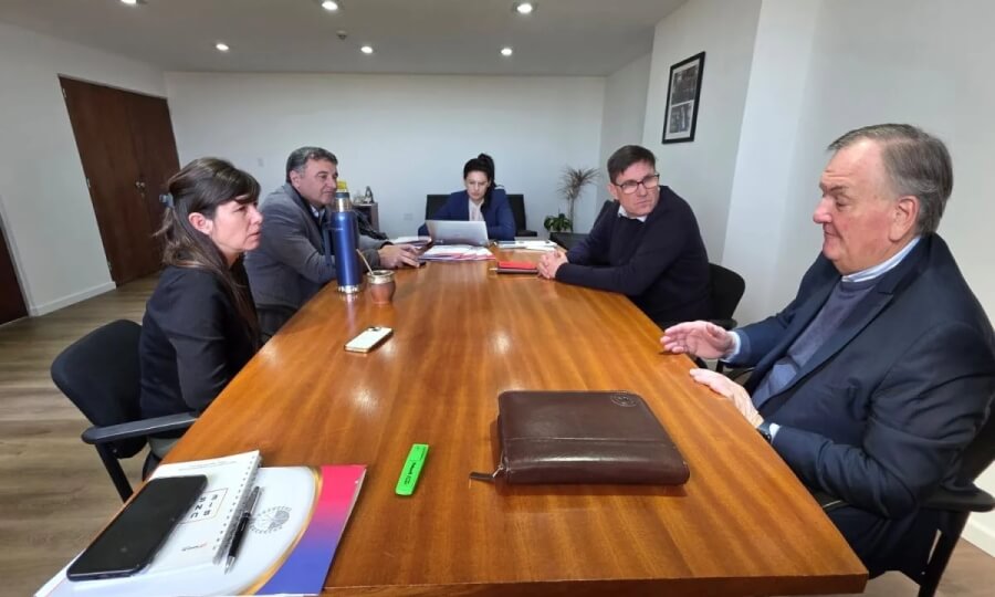 Senador Felipe Michlig junto al ministro José Goity en reunión sobre obras escolares y programa Mil Aulas 