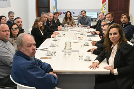 Representantes del Gobierno de Santa Fe y gremios de la salud durante el encuentro paritario en el Ministerio de Trabajo