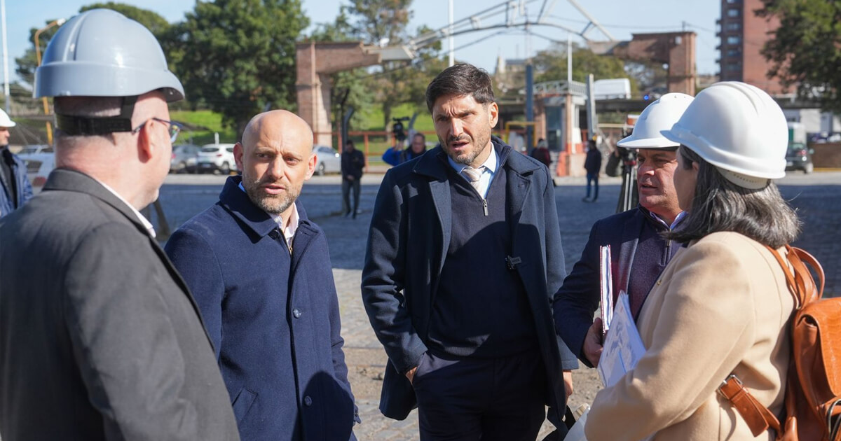 Gobernador Pullaro recorriendo el Puerto de Santa Fe junto a autoridades del Ente Administrador
