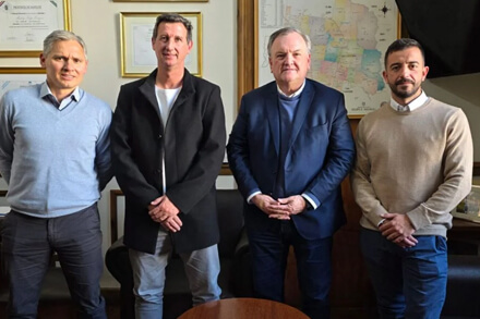 Senador Felipe Michlig junto a directivos de la Liga Santafesina de Fútbol