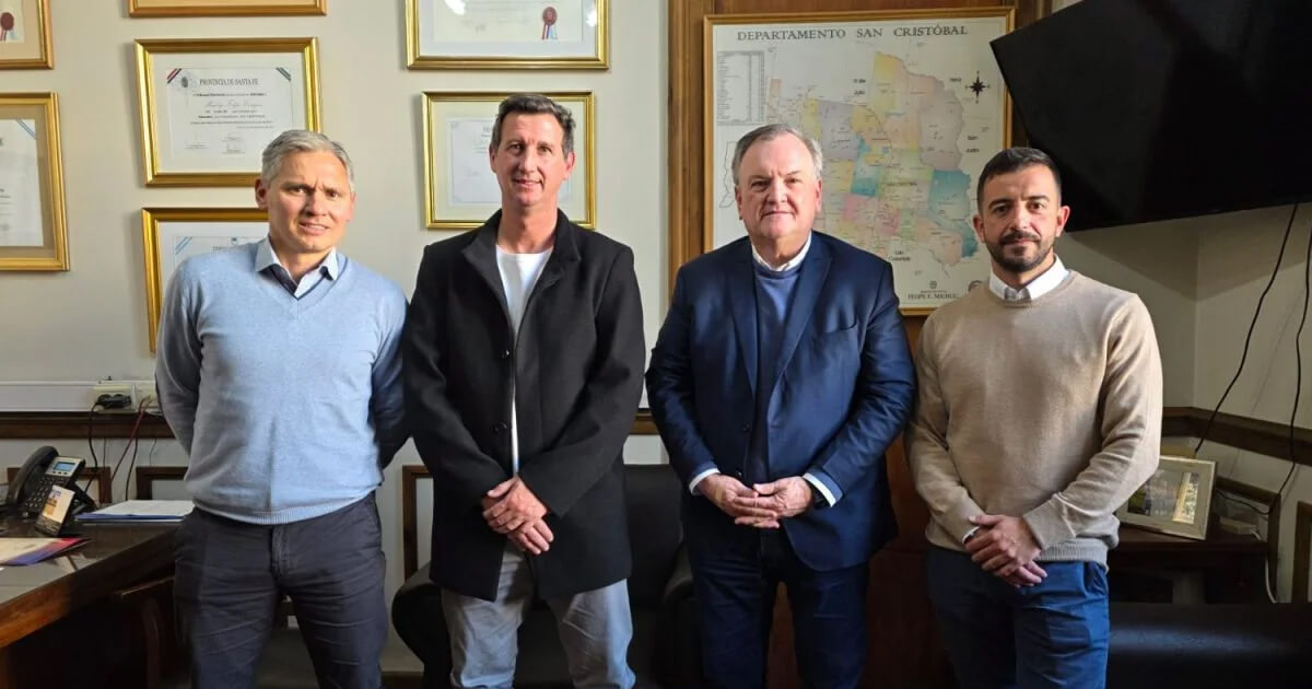 Senador Felipe Michlig junto a directivos de la Liga Santafesina de Fútbol