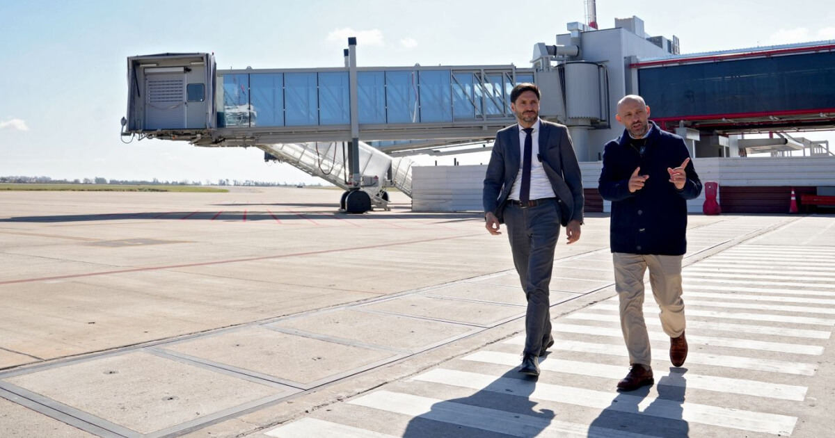 Pullaro recorriendo el Aeropuerto de Rosario junto a funcionarios y autoridades del ente administrador
