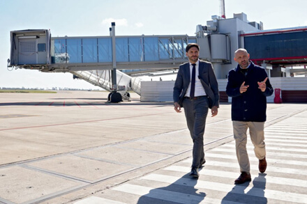 Pullaro recorriendo el Aeropuerto de Rosario junto a funcionarios y autoridades del ente administrador