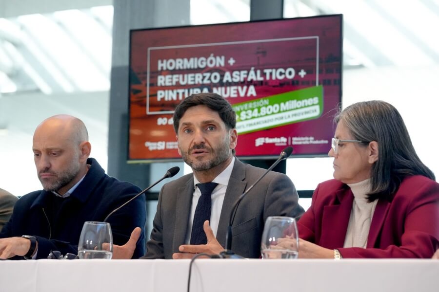 Pullaro presentando el proyecto de renovación del aeropuerto de Rosario