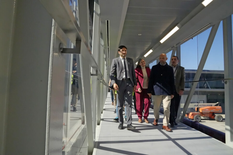 Pullaro recorriendo el Aeropuerto de Rosario junto a funcionarios y autoridades del ente administrador