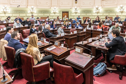 Reunión de la Comisión de Declaraciones, Derechos y Garantías durante la última audiencia pública en la Cámara de Diputadas y Diputados de Santa Fe