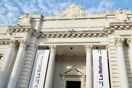 Fachada de la Legislatura de Santa Fe durante la sesión de juramento de Verónica Colombo
