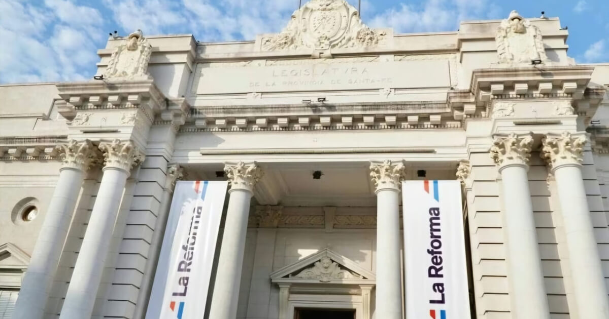 Fachada de la Legislatura de Santa Fe durante la sesión de juramento de Verónica Colombo