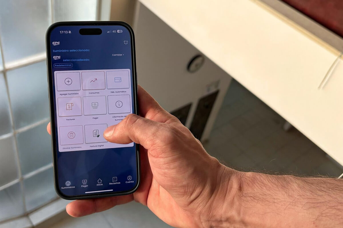 Cliente utilizando la app de la EPE en su celular para gestionar la factura digital