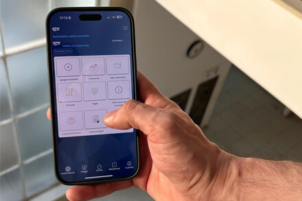 Cliente utilizando la app de la EPE en su celular para gestionar la factura digital