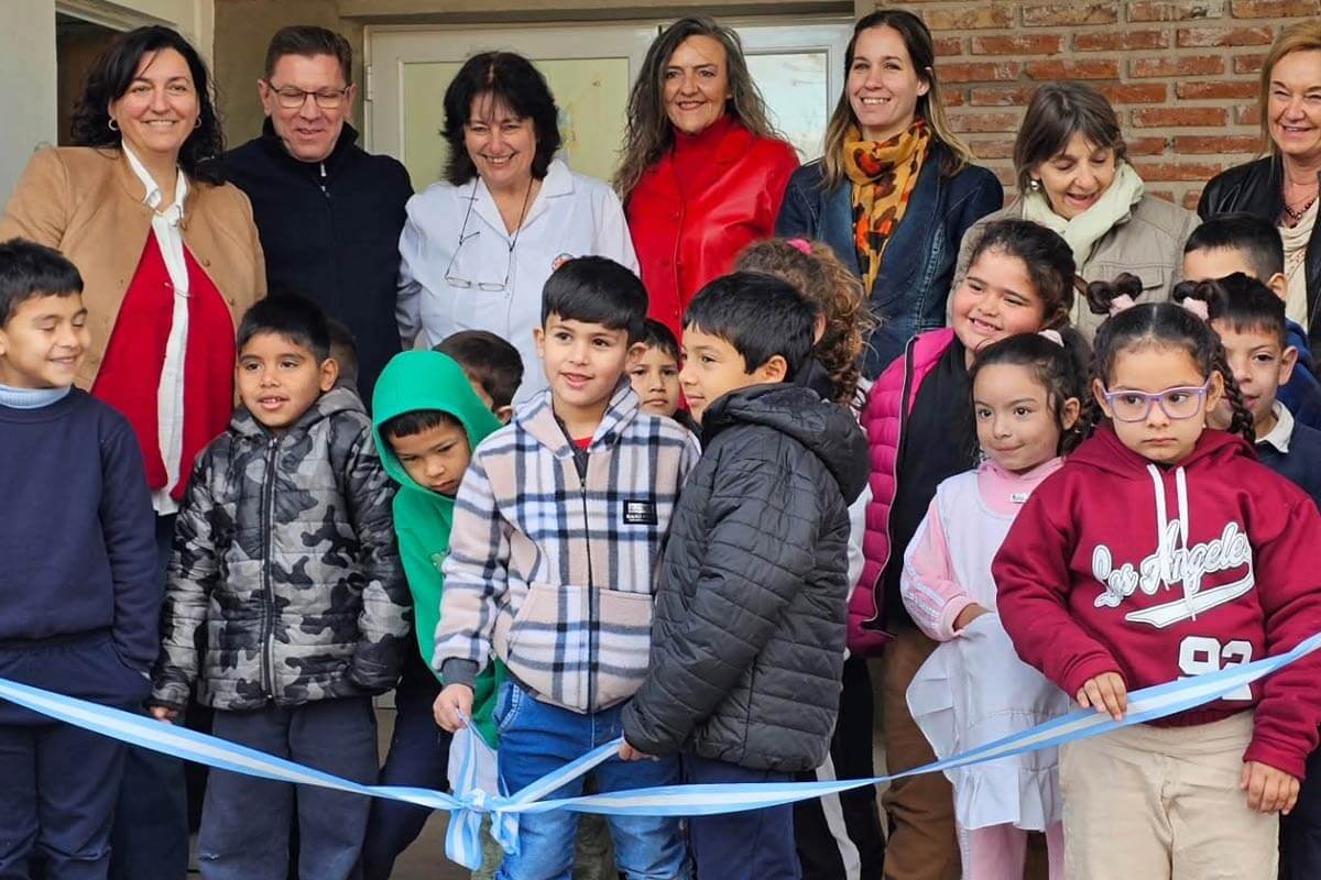Acto de inauguración de nueva aula en la Escuela Laínez de San Justo, con autoridades provinciales y municipales.