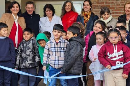 Acto de inauguración de nueva aula en la Escuela Laínez de San Justo, con autoridades provinciales y municipales.