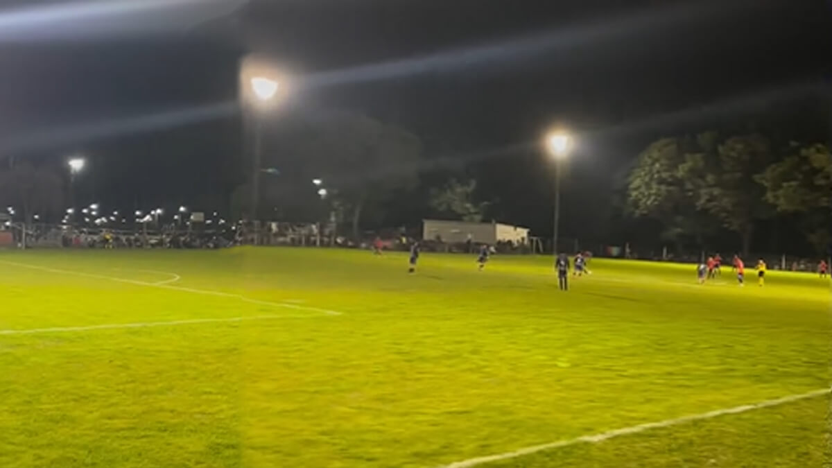 Jugada del partido entre Reconquista CF y La Sarita en la cancha de Banco Nación con el nuevo sistema de iluminación.