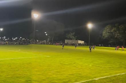 Jugada del partido entre Reconquista CF y La Sarita en la cancha de Banco Nación con el nuevo sistema de iluminación.