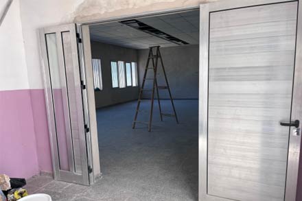 Aula en construcción en la Escuela Concordia N° 1258, con trabajos finales del Programa 1000 Aulas en Romang.