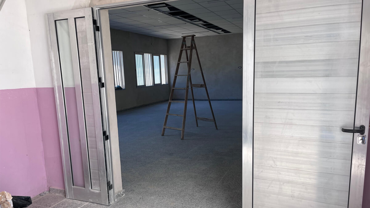 Aula en construcción en la Escuela Concordia N° 1258, con trabajos finales del Programa 1000 Aulas en Romang.