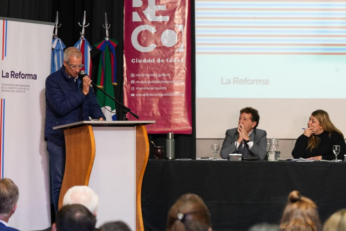 Autoridades y participantes durante la segunda audiencia pública de la Comisión de Régimen Municipal en Reconquista