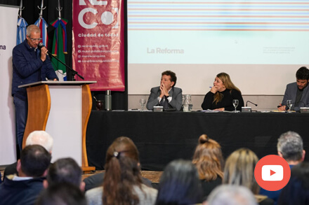 Autoridades y participantes durante la segunda audiencia pública de la Comisión de Régimen Municipal en Reconquista