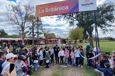 Autoridades provinciales y locales en el acto de inauguración de la Planta de Campamento Nº 9 en Lanteri.