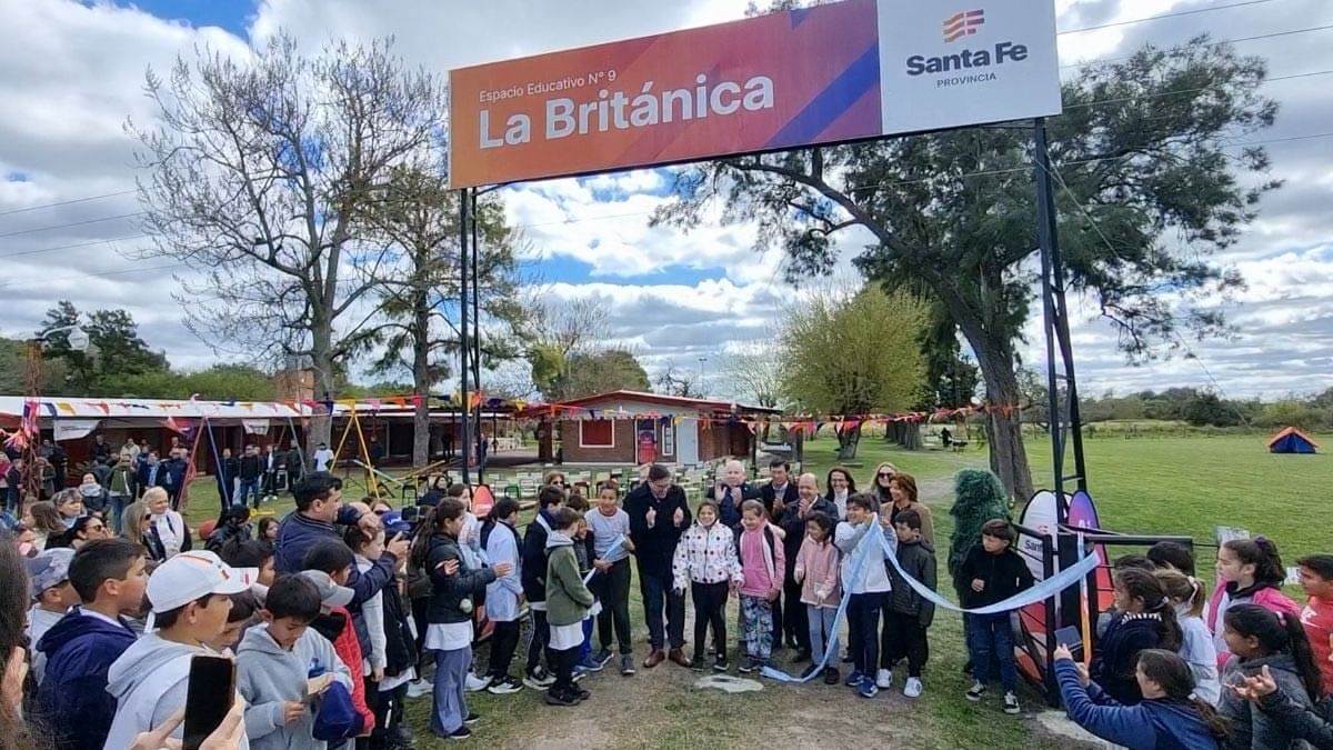 Autoridades provinciales y locales en el acto de inauguración de la Planta de Campamento Nº 9 en Lanteri.