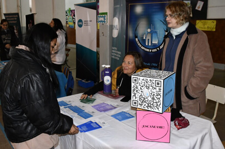 Estudiantes participan de la Jornada de Orientación Profesional 2024 en Avellaneda con charlas y talleres educativos.