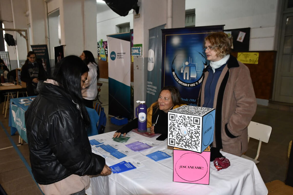 Estudiantes participan de la Jornada de Orientación Profesional 2024 en Avellaneda con charlas y talleres educativos.