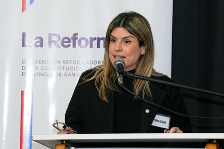 Diputada Charo Mancini hablando en la Audiencia Pública por la reforma constitucional en Reconquista.