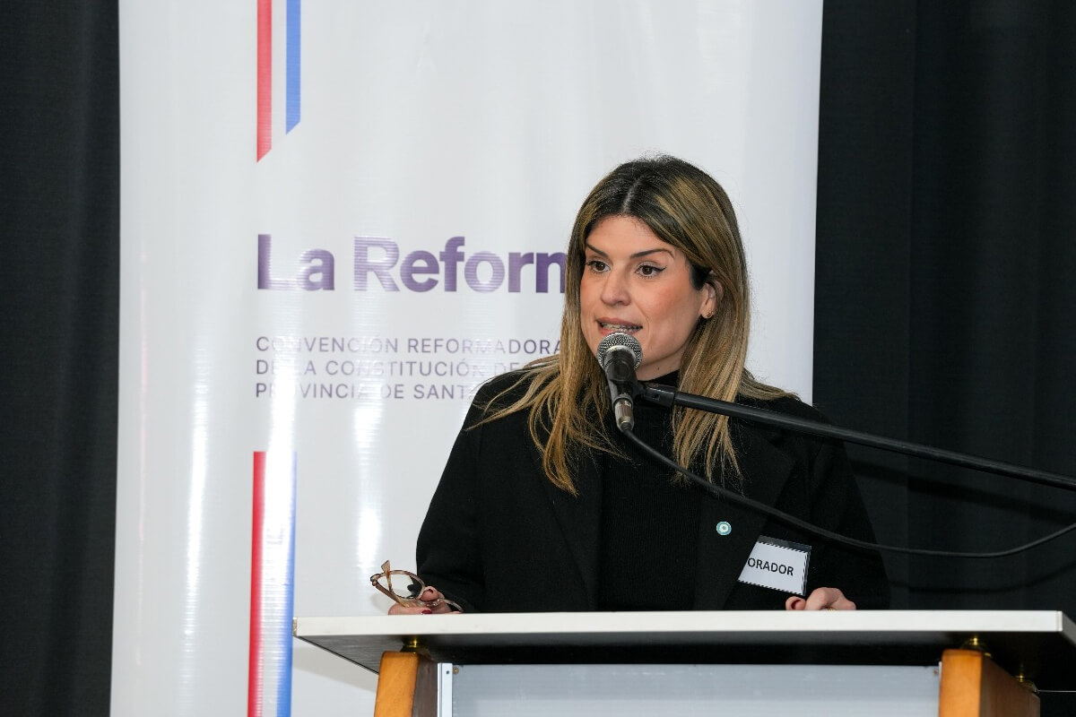 Diputada Charo Mancini hablando en la Audiencia Pública por la reforma constitucional en Reconquista.