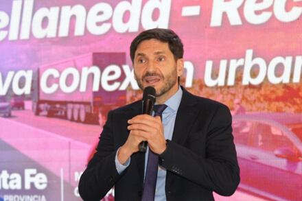 Gobernador Maximiliano Pullaro dirigiendo la palabra en el acto de apertura de sobres para la Tercera Vía Reconquista–Avellaneda