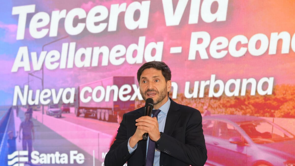 Gobernador Maximiliano Pullaro dirigiendo la palabra en el acto de apertura de sobres para la Tercera Vía Reconquista–Avellaneda