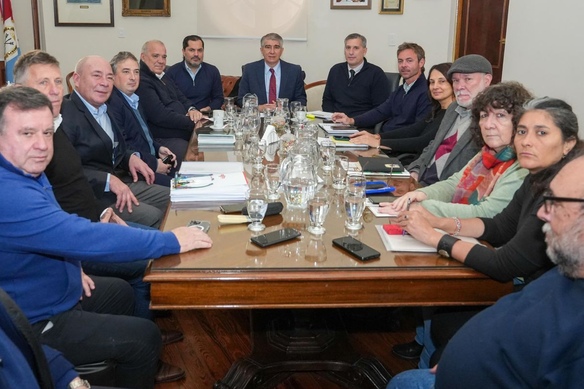 Funcionarios del Gobierno de Santa Fe y dirigentes gremiales en reunión paritaria central en Casa de Gobierno.