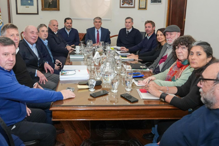 Funcionarios del Gobierno de Santa Fe y dirigentes gremiales en reunión paritaria central en Casa de Gobierno.