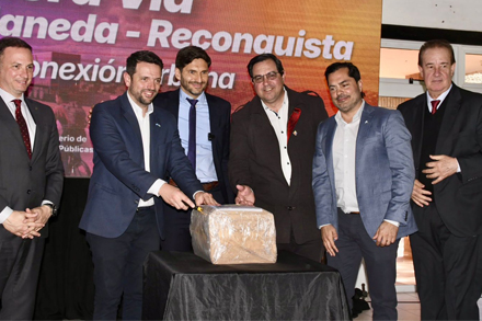 Autoridades en el acto de apertura de sobres para la licitación de la Tercera Vía entre Avellaneda y Reconquista.