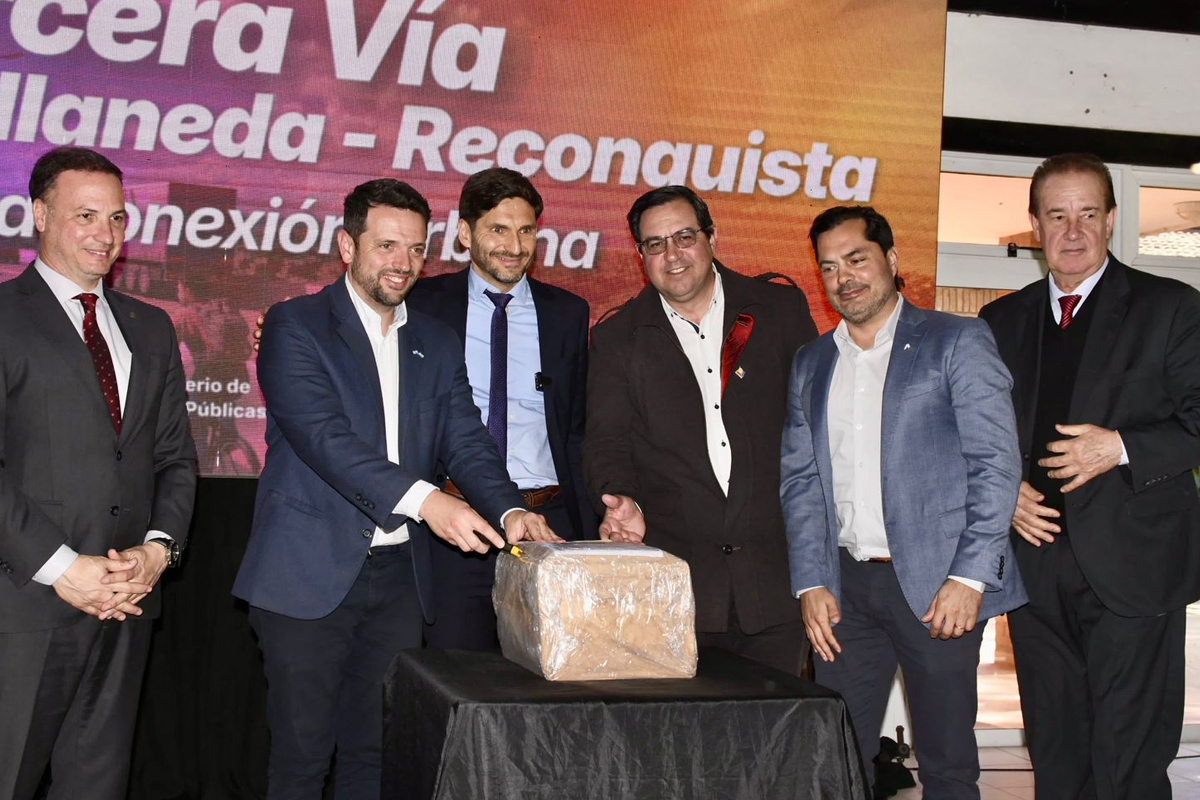 Autoridades en el acto de apertura de sobres para la licitación de la Tercera Vía entre Avellaneda y Reconquista.