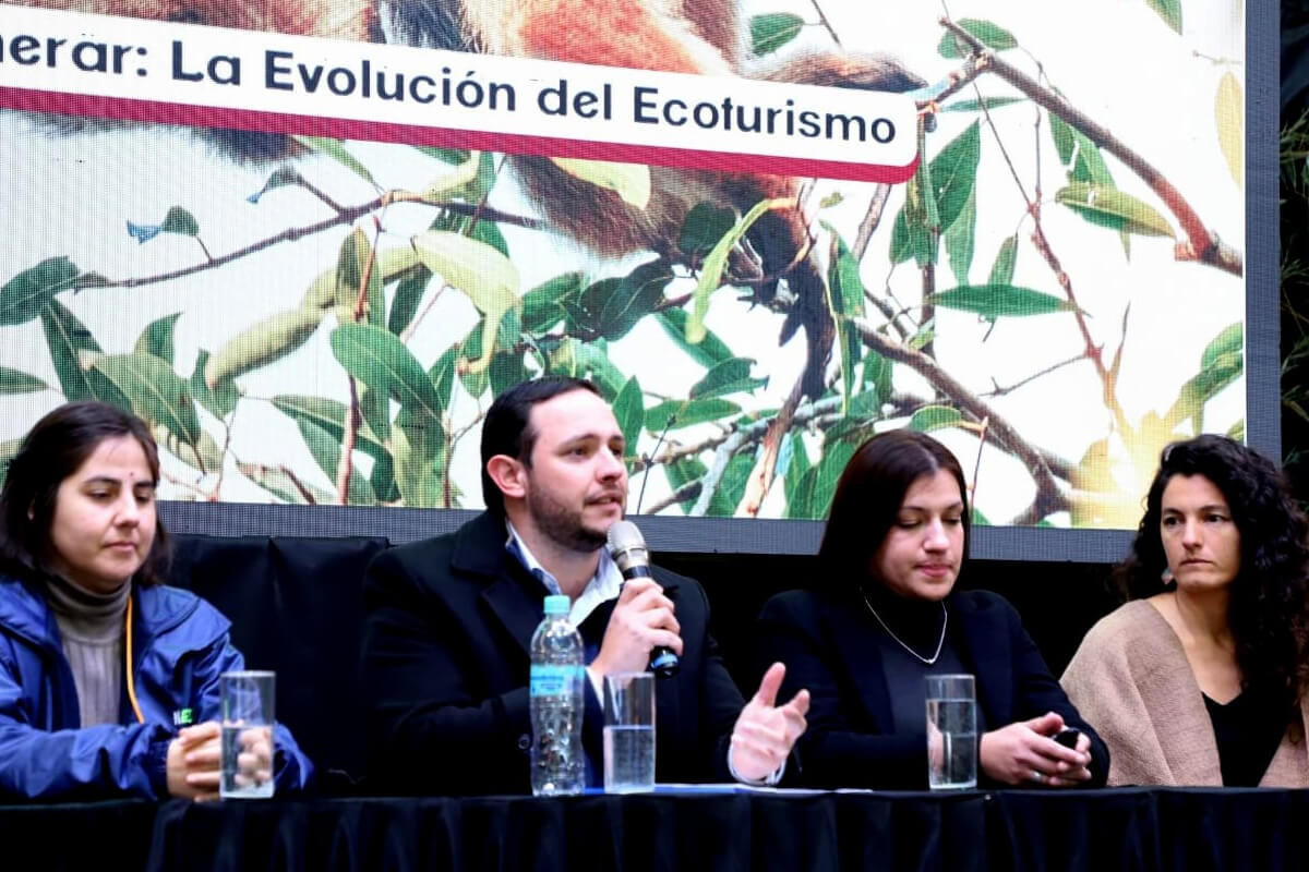 Intendente Cristian Marega exponiendo sobre ecoturismo de Villa Ocampo en el Congreso del Litoral