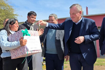 Senador Felipe Michlig entregando las llaves a una familia beneficiaria de las viviendas en Arrufó