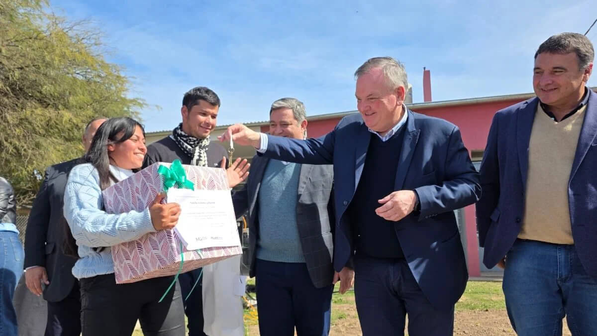 Senador Felipe Michlig entregando las llaves a una familia beneficiaria de las viviendas en Arrufó